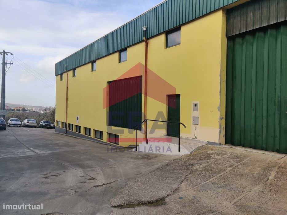 Armazém amplo com 900m2