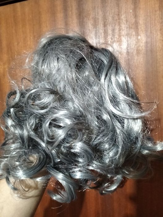 Peruca de cabelo curto da cor cinzento