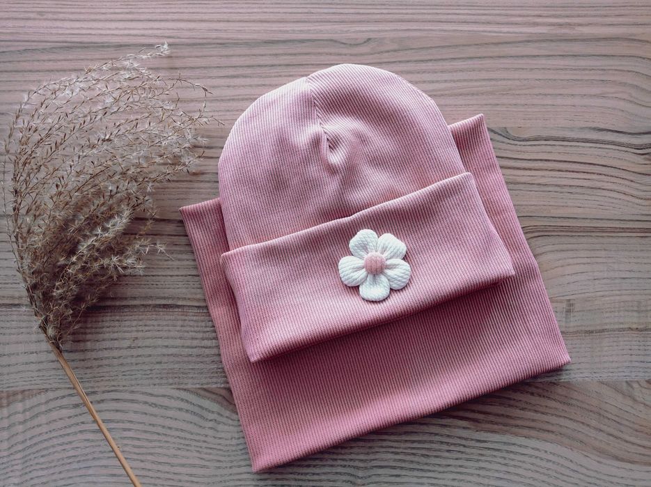 Czapka beanie z kwiatuszkiem i komin, prążek