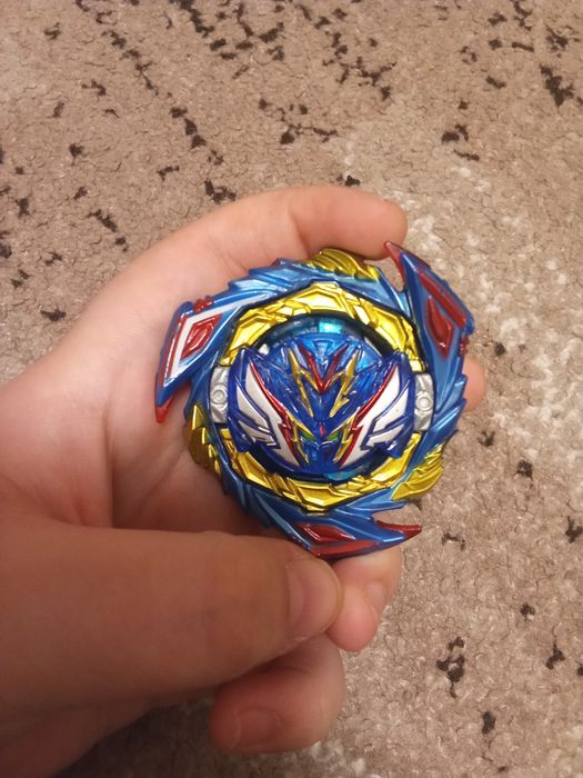 Продаю бейблейд волтраєк