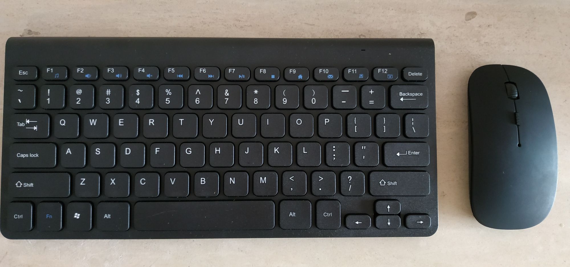 Vendo teclado preto e rato