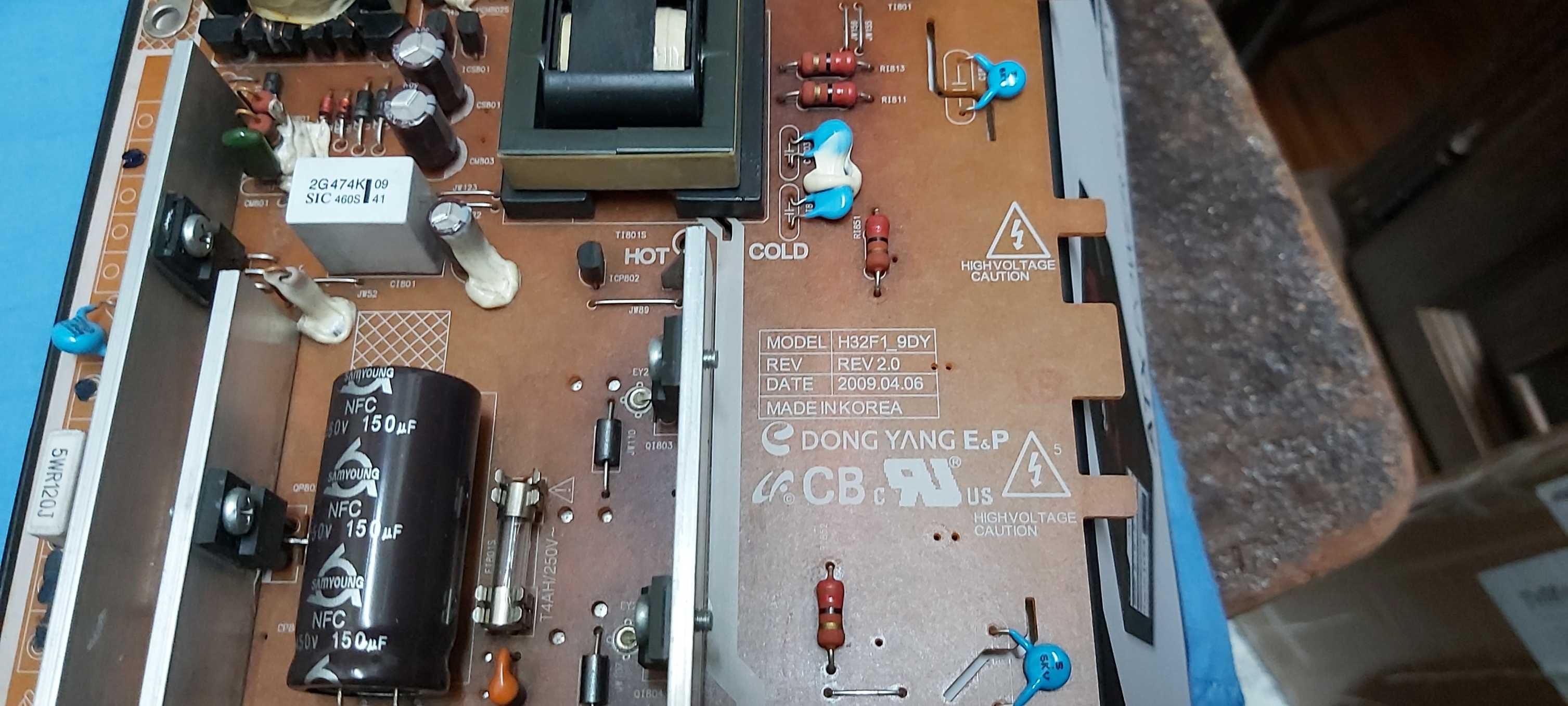 Vários acessórios de electrónica e de televisão.