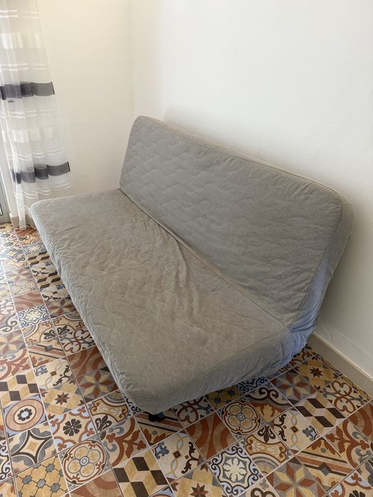 Sofa cama em bom estado.