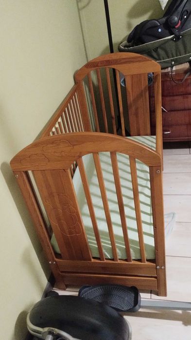 Drewniane łóżeczko z materacem