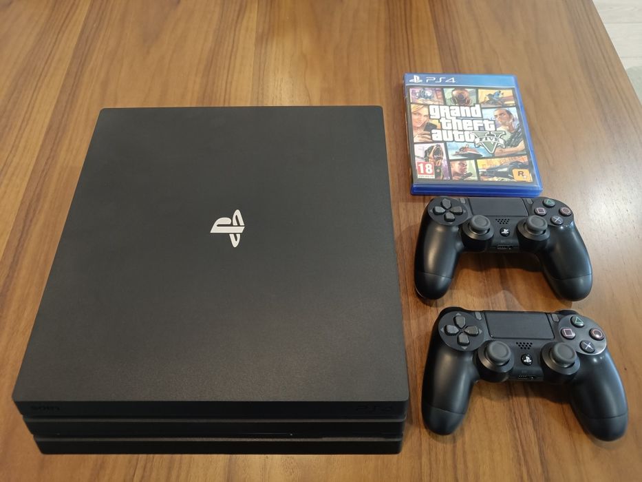 Playstation 4 Pro 1TB + 2 commandos + Jogo GTA V