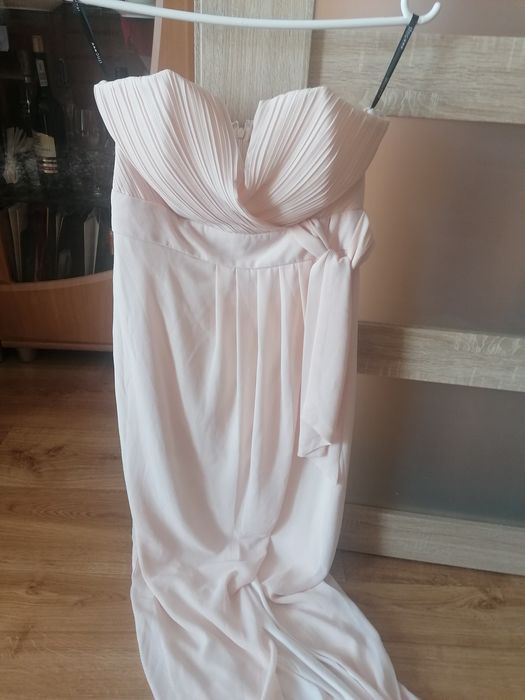 Sukienka asymetryczna rozciecie na wesele elegancka bez ramiączek