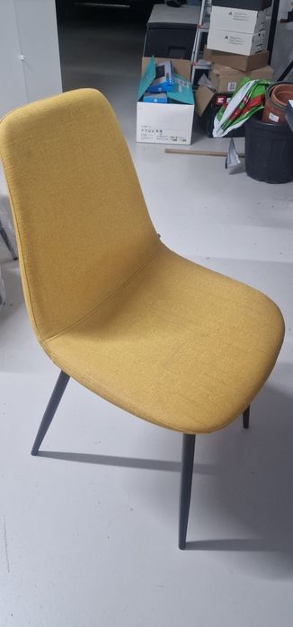 4 Cadeiras amarelas com pernas em metal preto