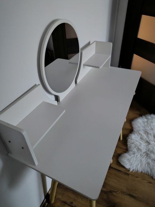 Biała toaletka z lustrem