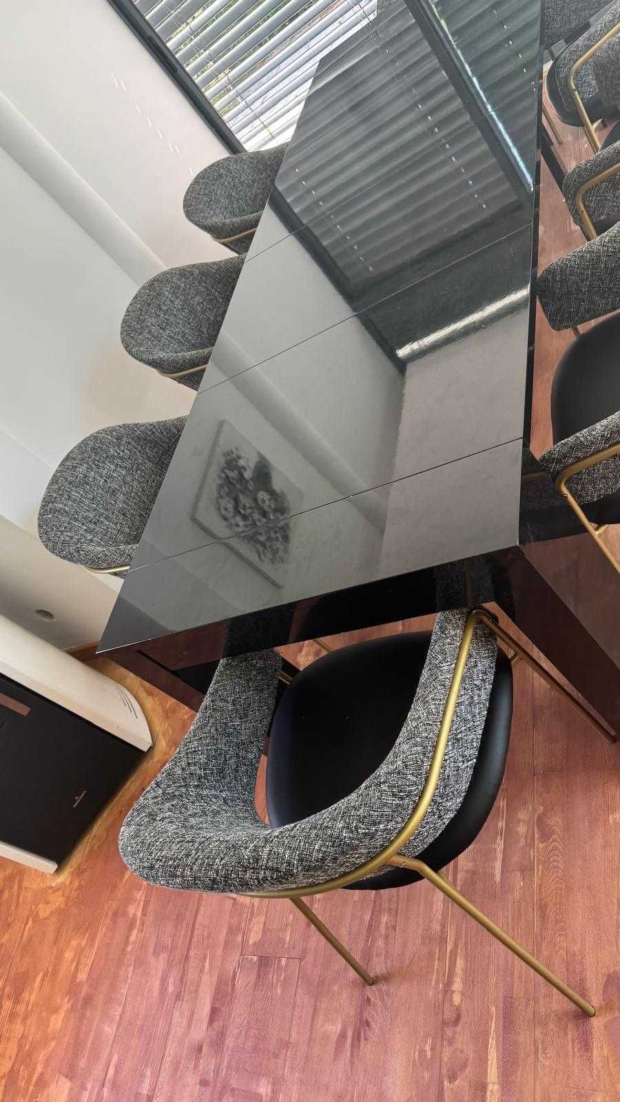 Mesa com 8 cadeiras