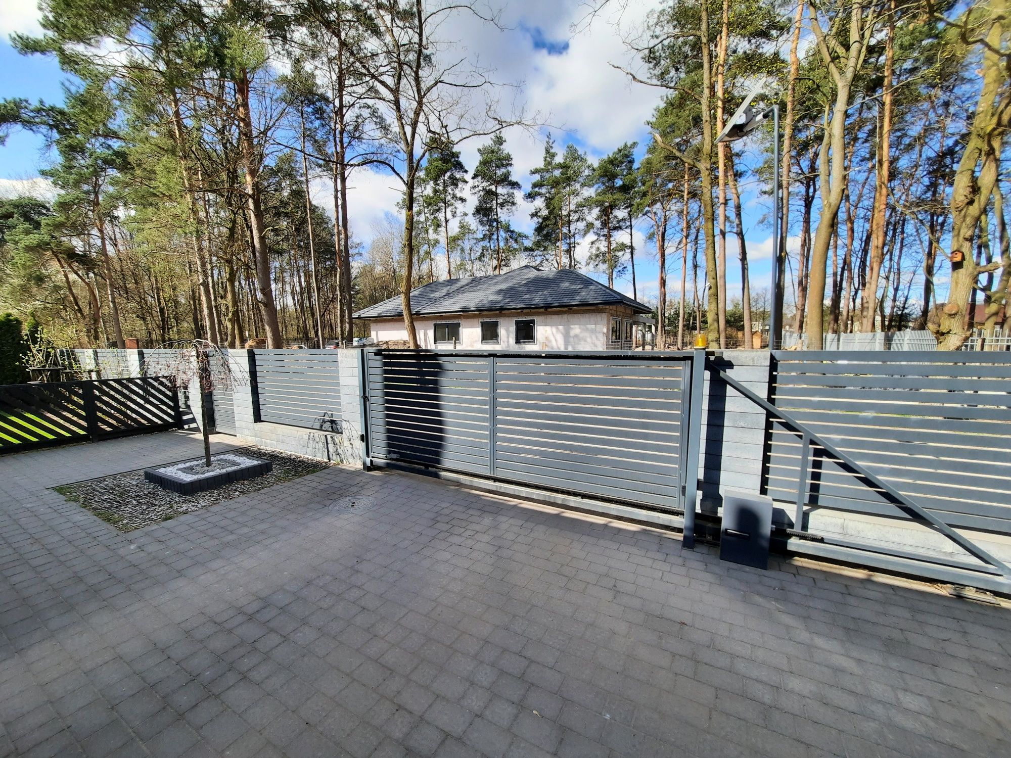 Ogrodzenie panelowe z bramą i furtką.Kompletne