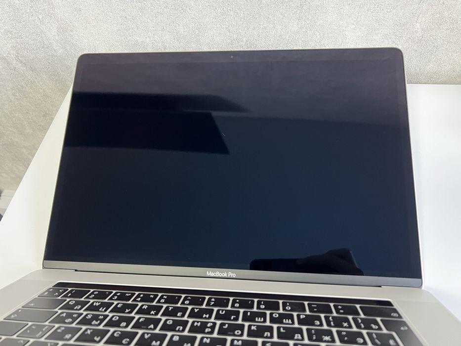 MacBook Pro 15 2019 32/512gb. i9, Radeon Pro Vega 20. 11 циклов акб.