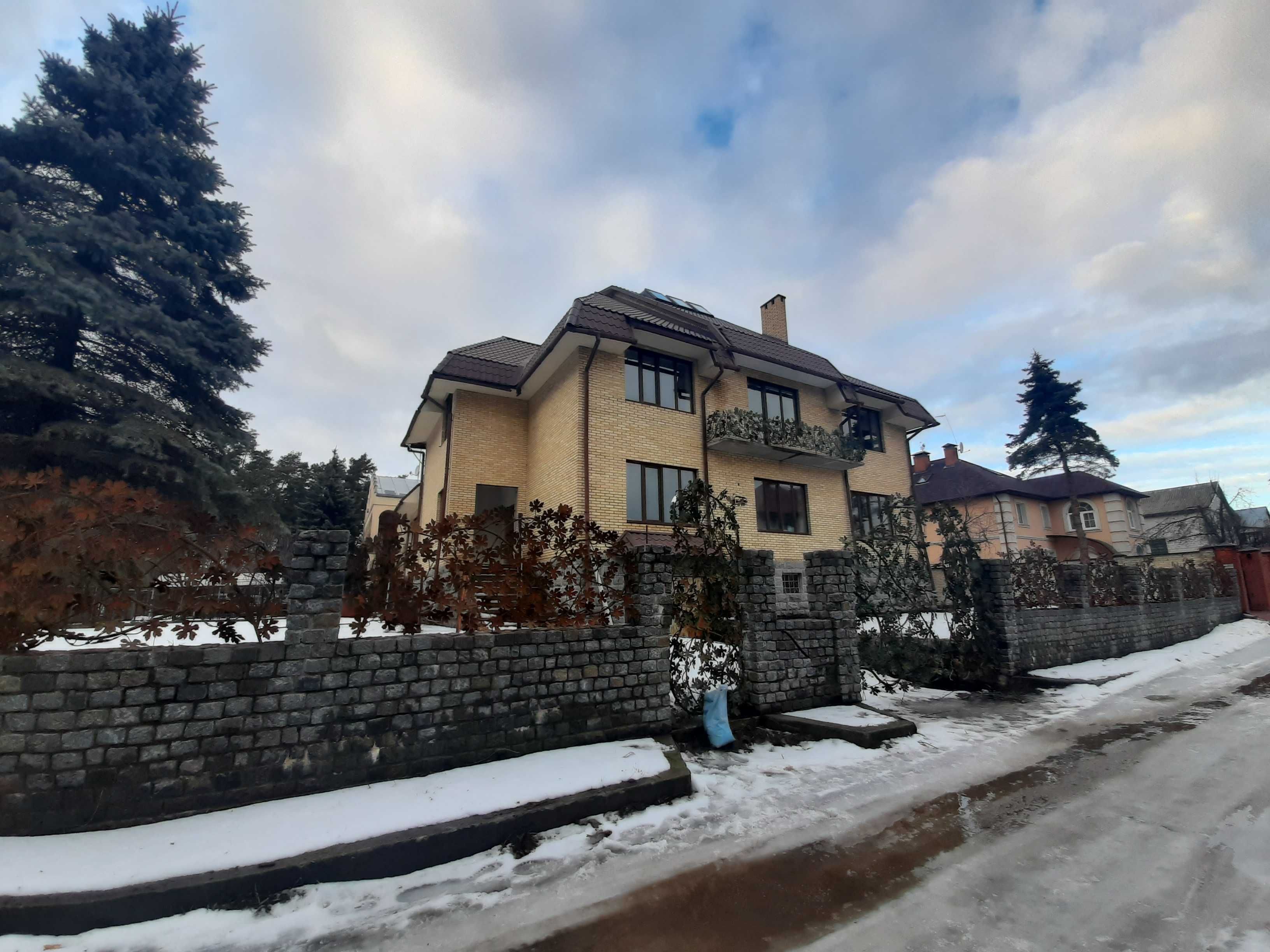 Срочно продам 2-х этажный дом г. Бровары, ул.Весняна Торг