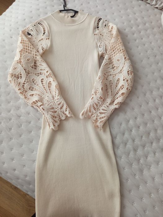Beżowa sukienka z koronkowymi rekawami