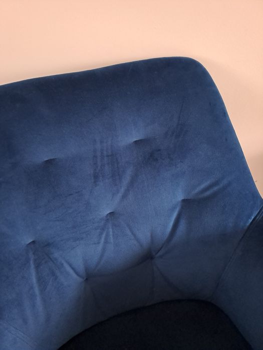 Welurowy granatowy fotel do salonu