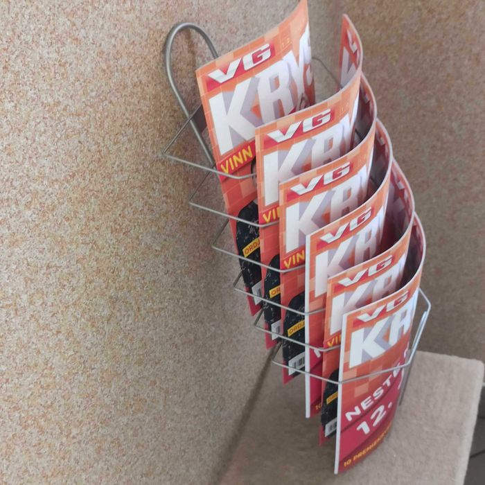 Wieszak na ulotki gazety broszury z drutu w kolorze srebrnym