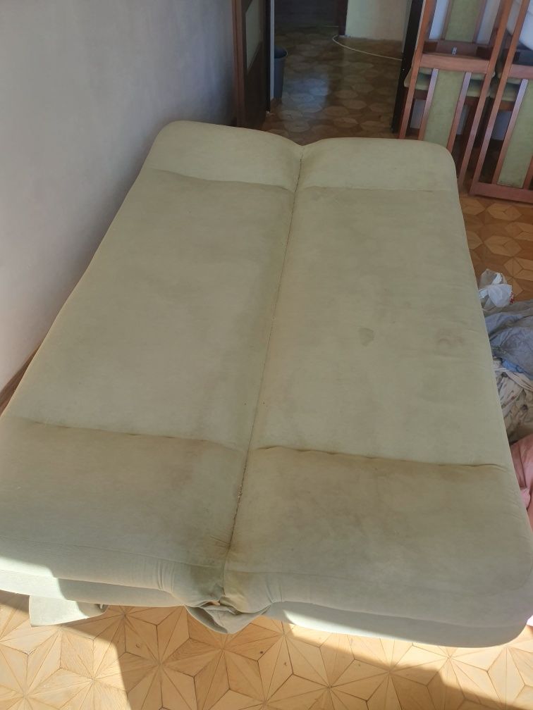 Zielona sofa wersalka