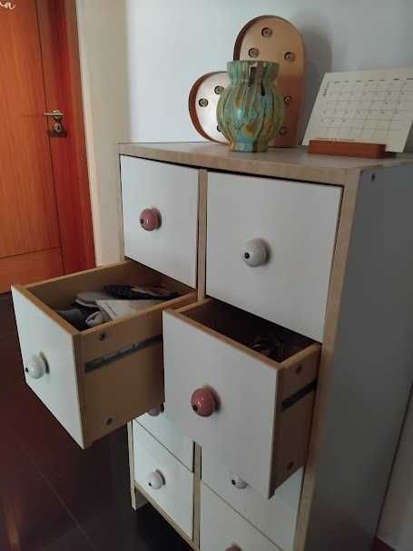 Móvel de gavetas-cubo IKEA com puxadores de cerâmica Zara Home