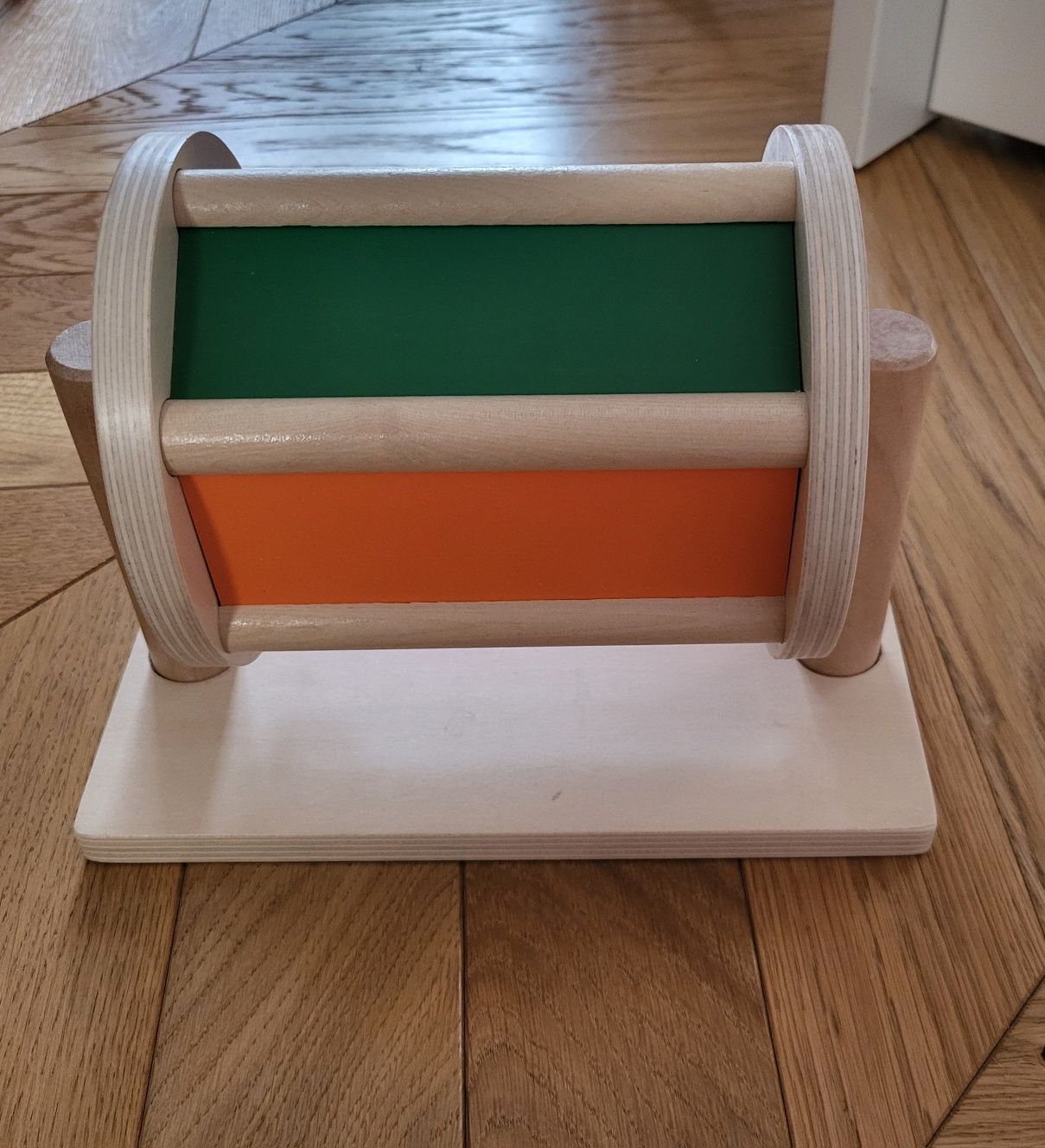 Drewniany bębenek obrotowy, typu Montessori