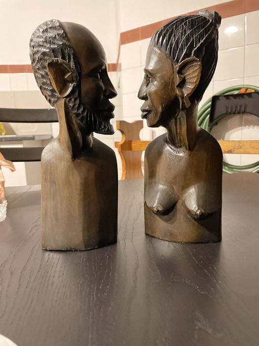Busto Casal em madeira