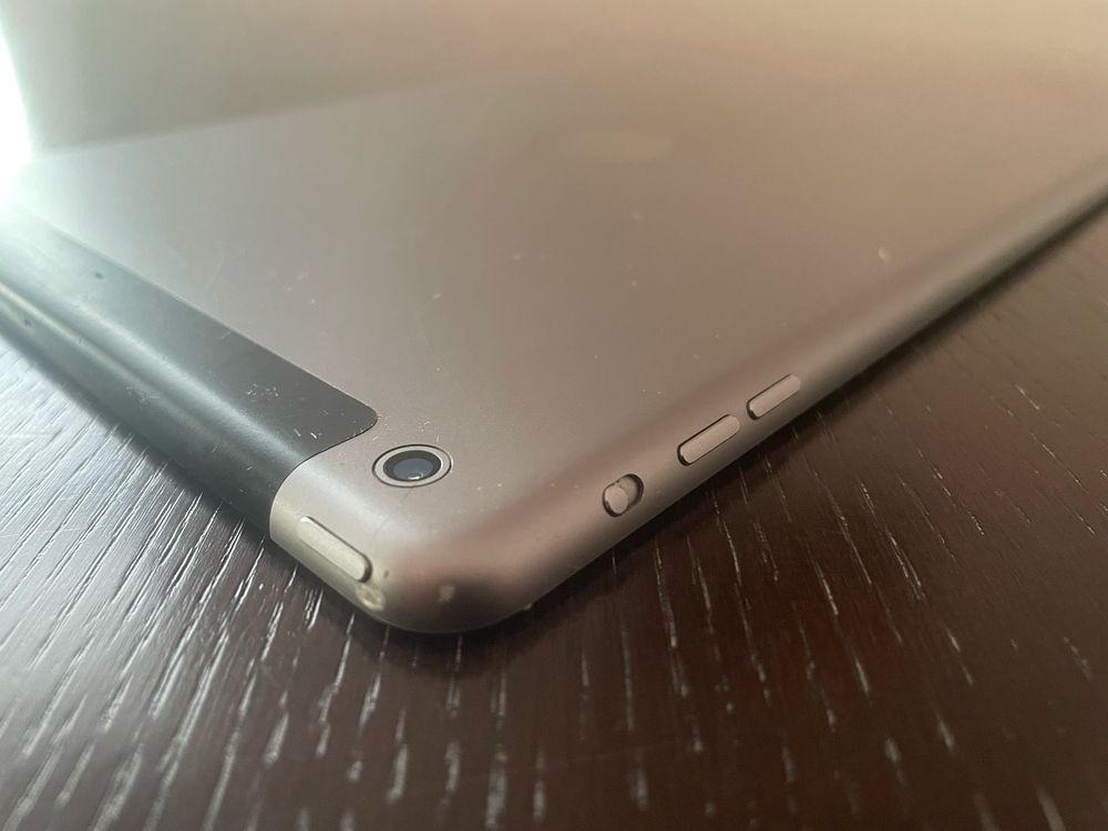 iPad Air A1475 Wi-Fi + LTE – sprawny, idealny do filmów i internetu
