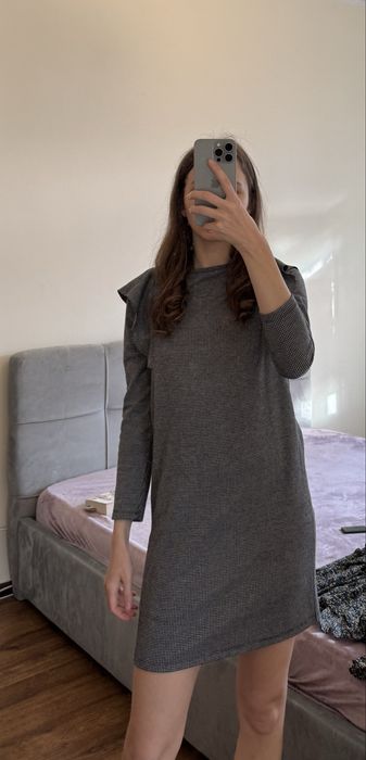 Плаття Bershka сіре у гусину лапку дрібну чорно білу клітнику