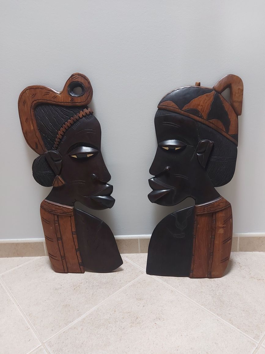 Esculturas em madeira de pau preto
