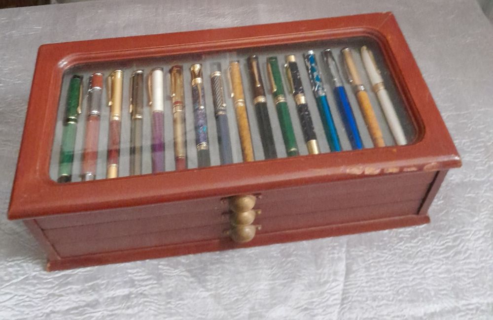 Caixa com 50 canetas