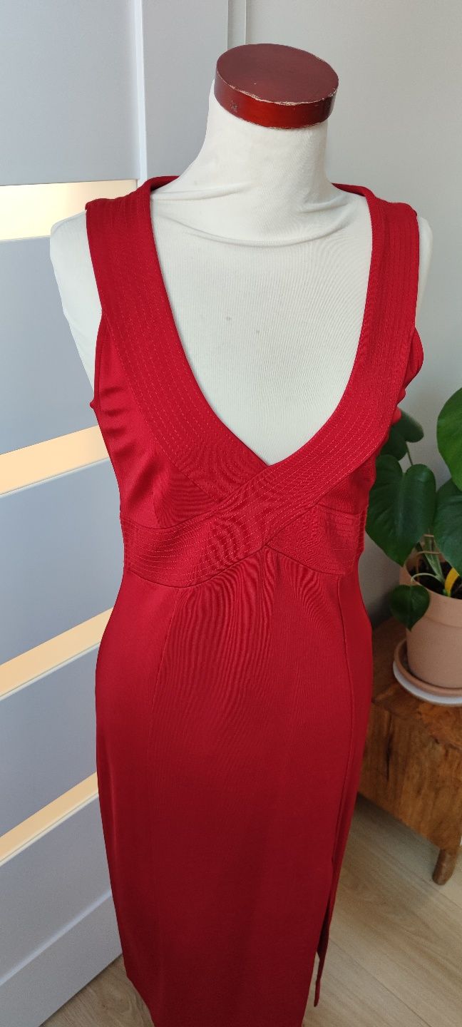 Sukienka czerwona elastyczna H&M M/38/10 z rozcięciem na nodze dekolt