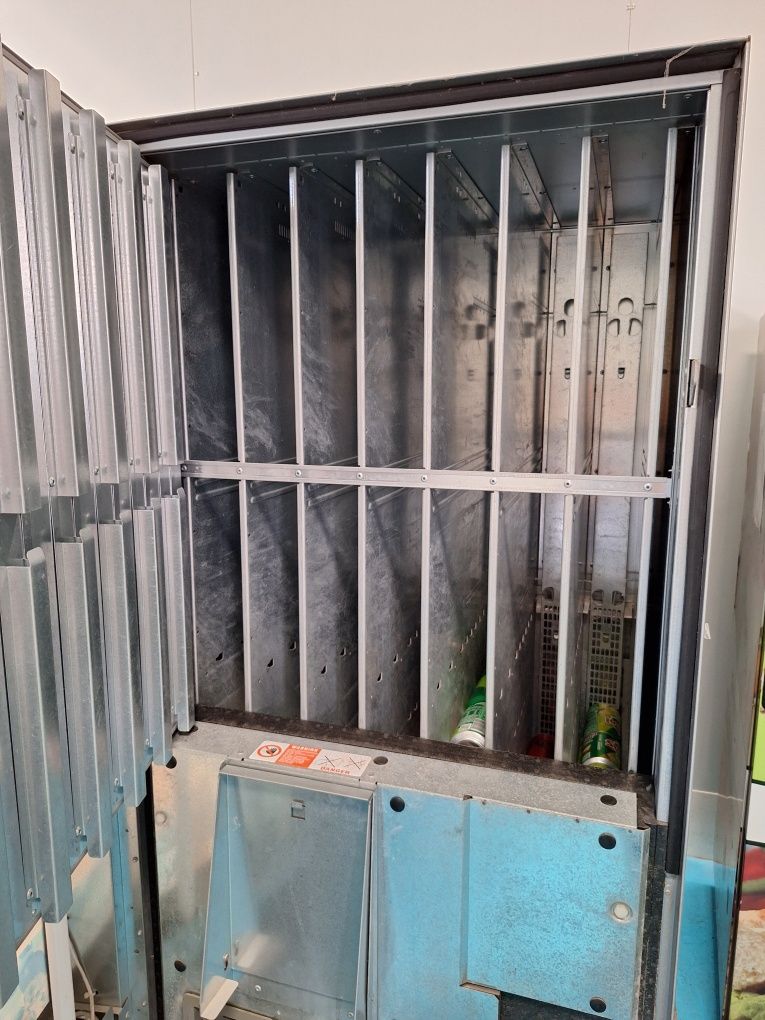 Maquina vending bebidas frias