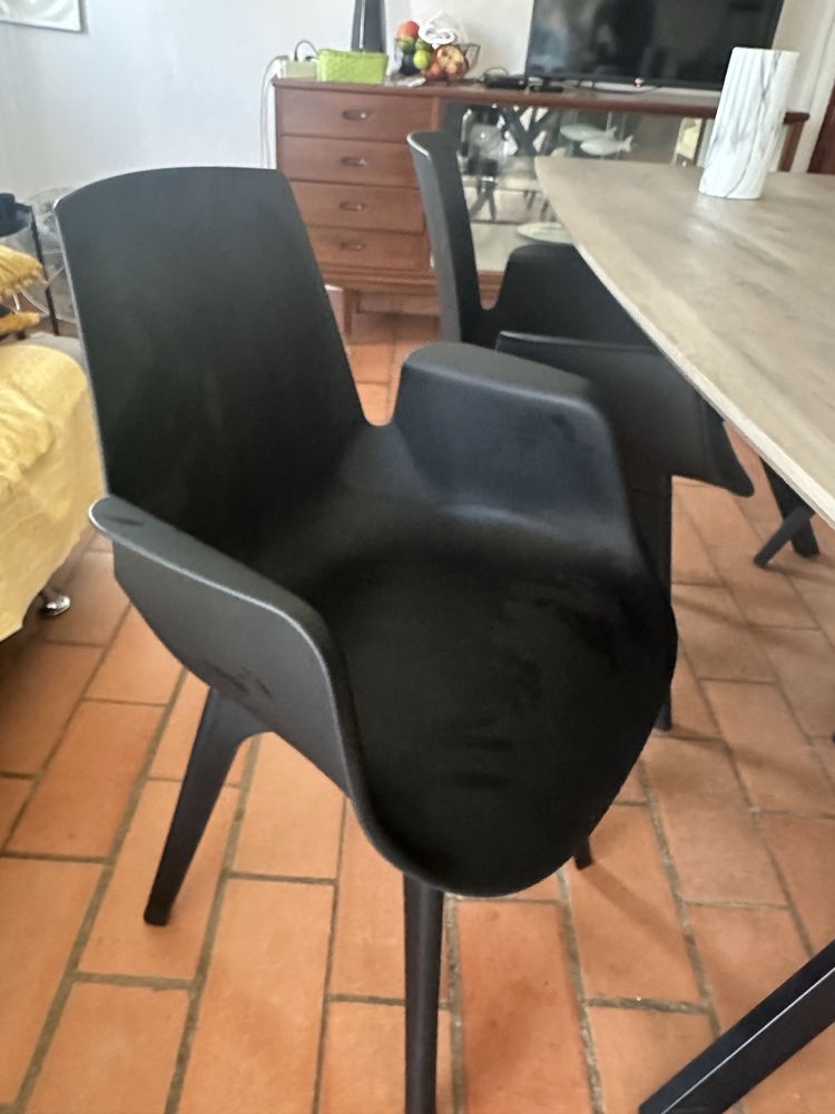 Cadeiras de sala e cozinha pretas