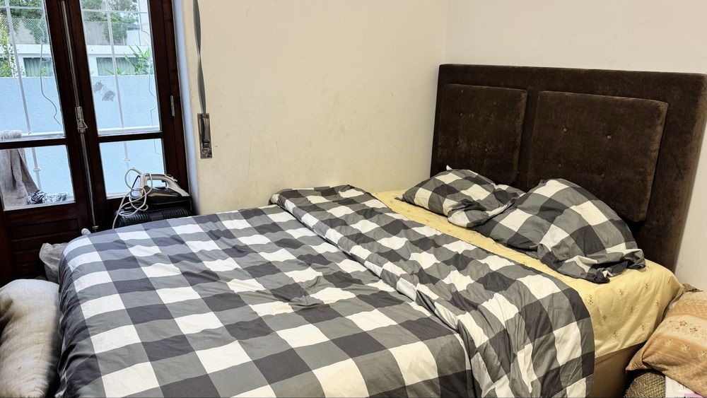 Cama com colchão e cabeceira