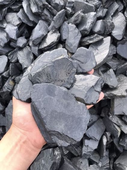 KORA KAMIENNA CZARNA Grys Łupek Antracytowy Kamień Ogrodowy Żwir