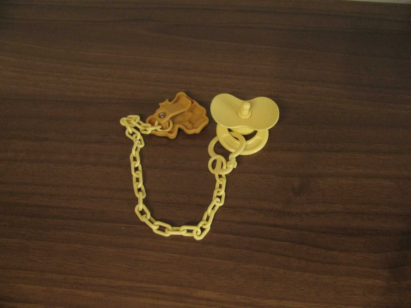 Smoczek z przywieszką Misiem Chou Chou - Zapf Creation