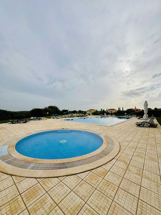 T2 com Piscina e Encanto Algarvio — Condomínio Cerro Azul
