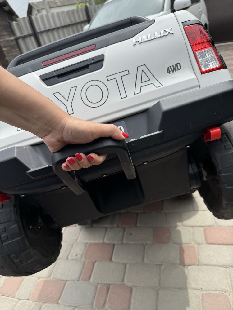 Электромобиль детский Toyota Hilux 4WD