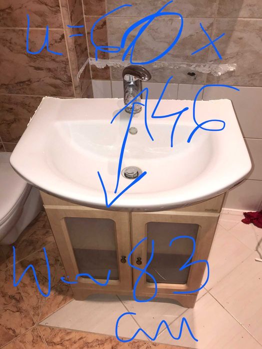 Umywalka łazienkowa z szafką, baterią, kurkiem i kompletnym odpływem.