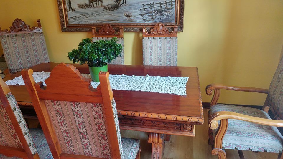 Komplet mebli. Stół i krzesła