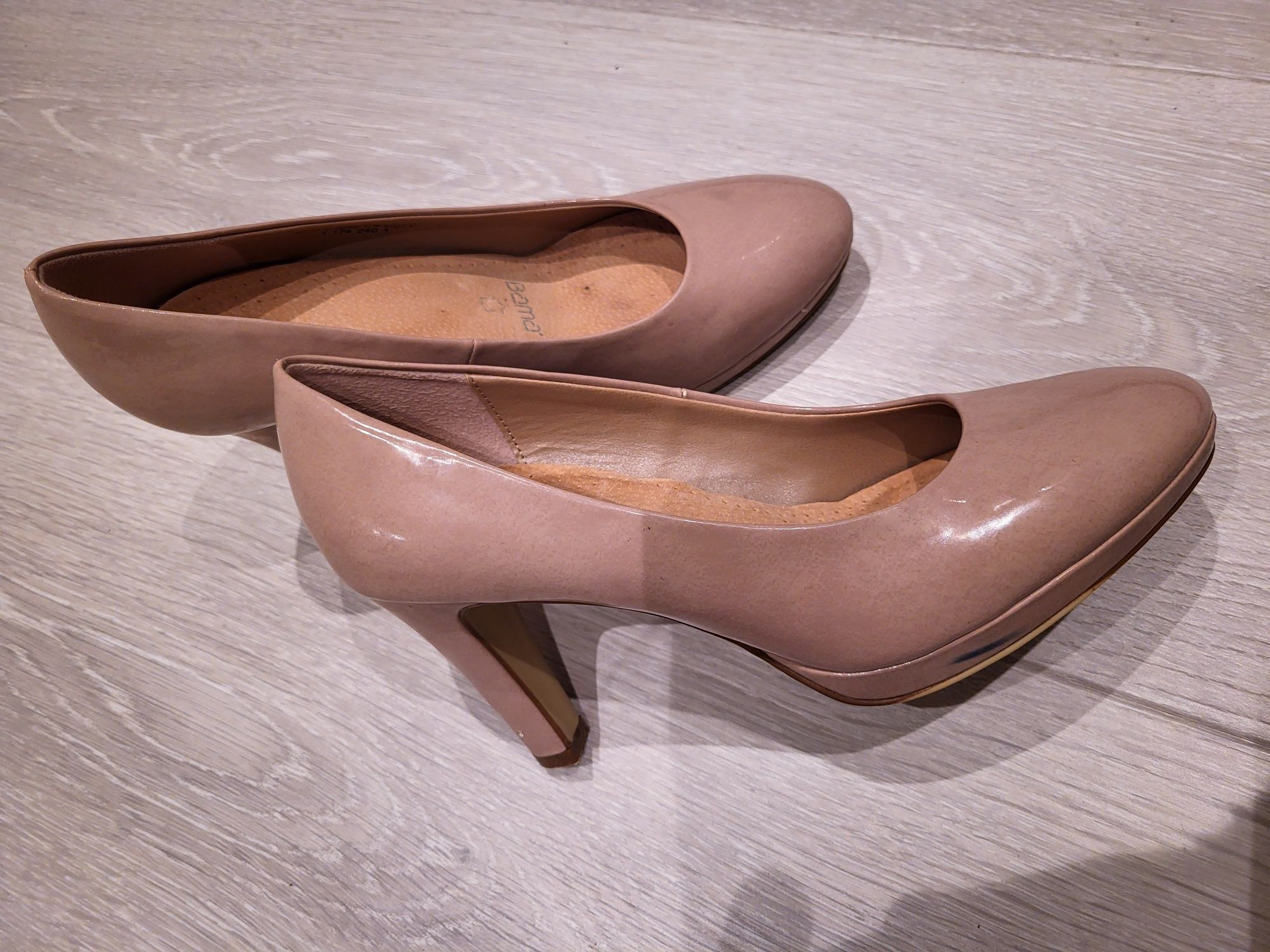 Buty lakierowane na obcasie