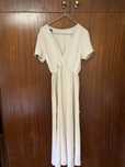 Vestido bege comprido com decote em v