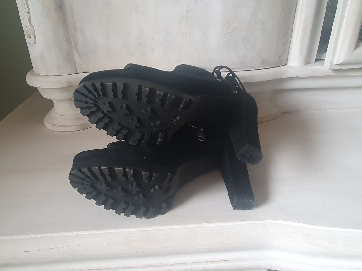 Nowe buty zamszowe