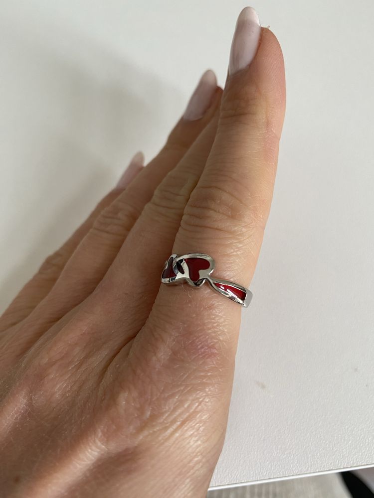 Posrebrzany pierścionek z czerwoną masą w serduszka
