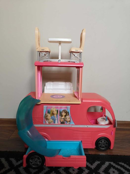 Kamper Barbie z basenem i zjezdzalnią