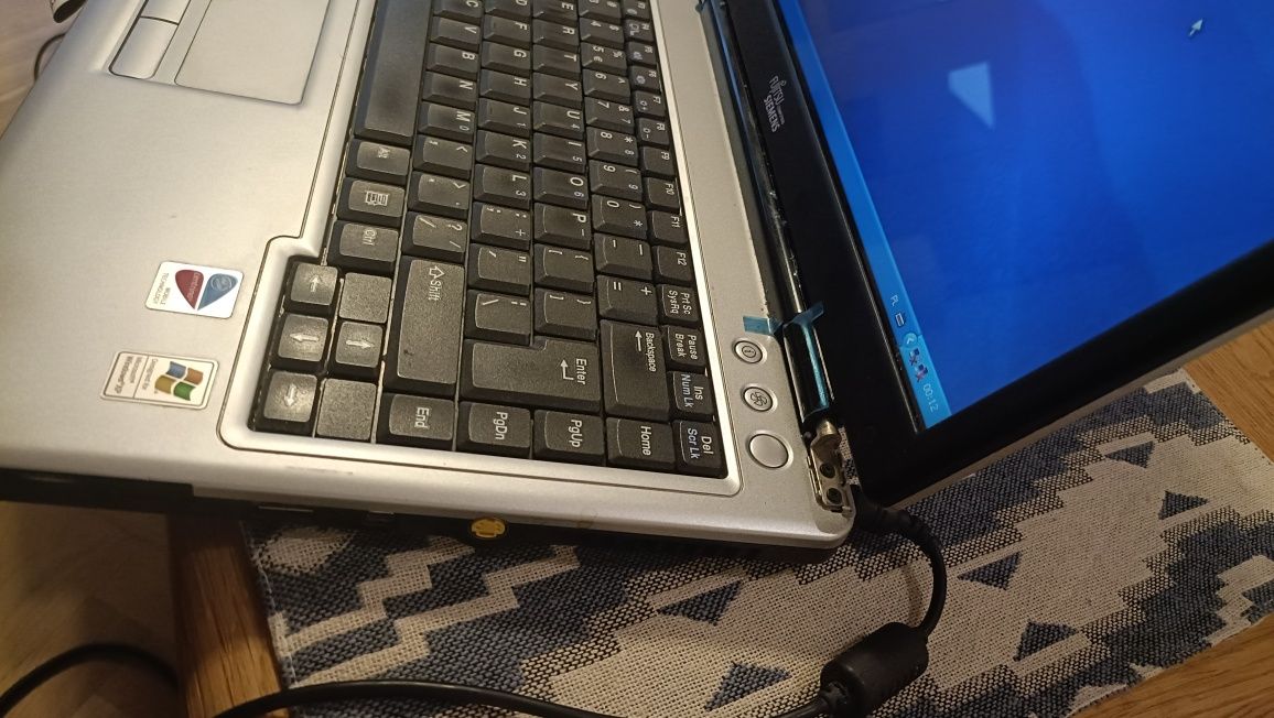 Stary sprawny laptop Fujitsu Siemens