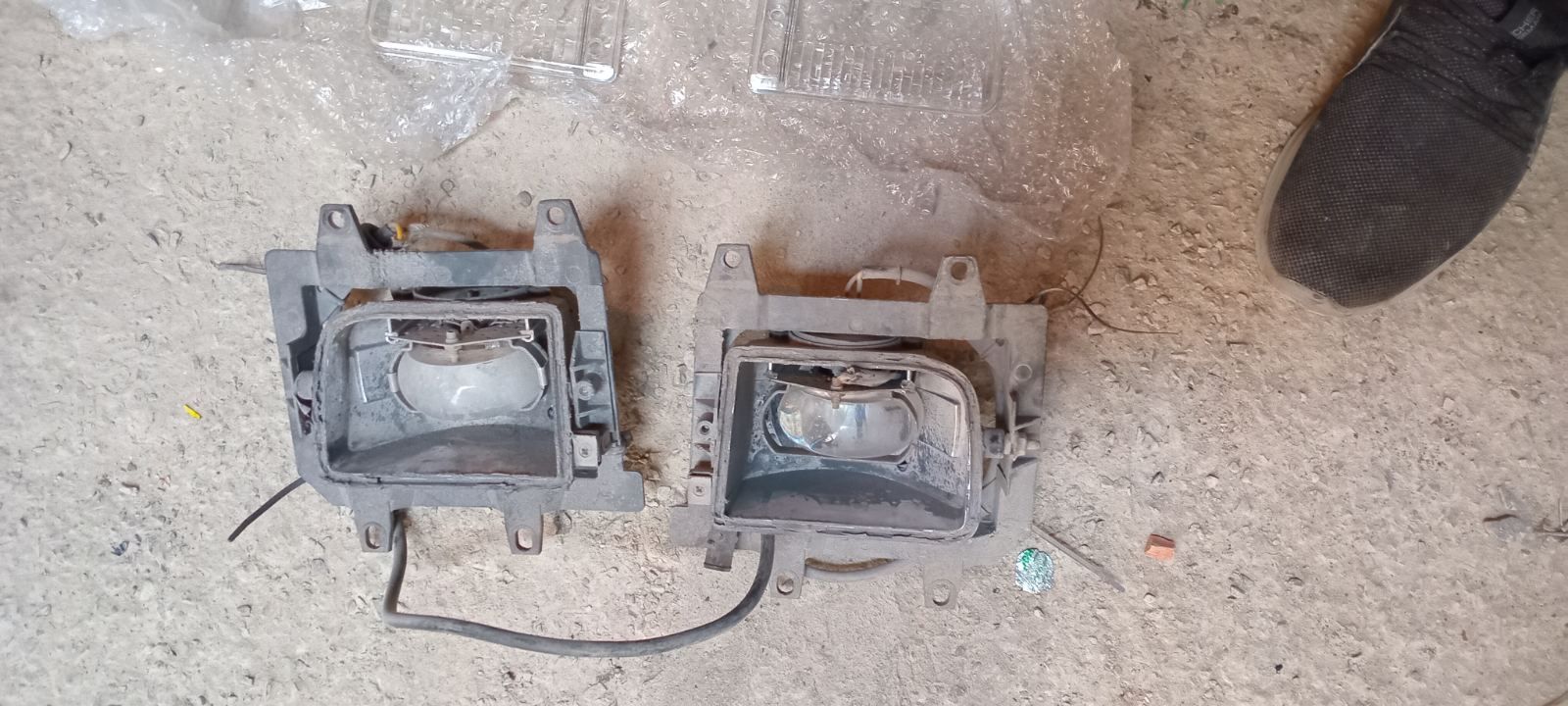 Запчастини туманки BMW E30.