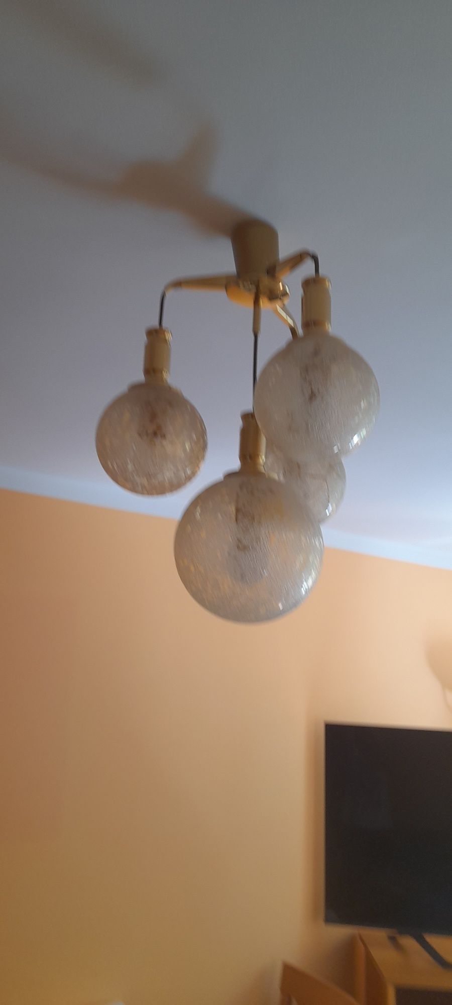 Sprzedam stojąca  lampę  w kolorze złotym. Do lampy  dodam żyrandol