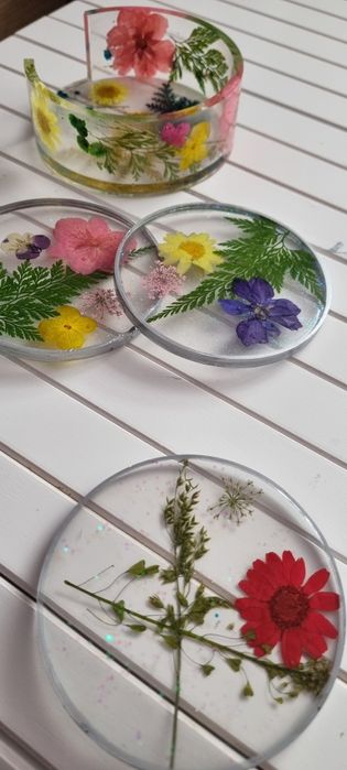 Komplet czterech podstawek z organizerem