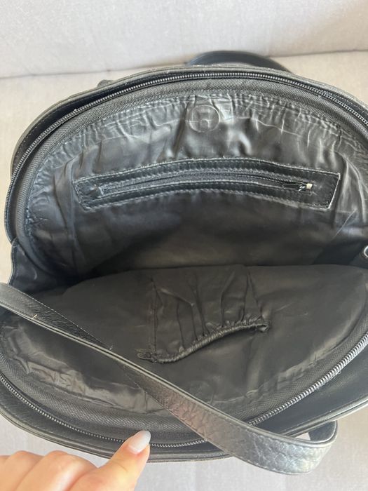 Czarna skórzana torebka na ramię trzy komory pojemna