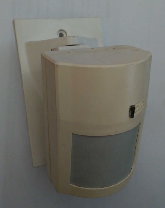 датчик движения DSC с кронштейном крепления