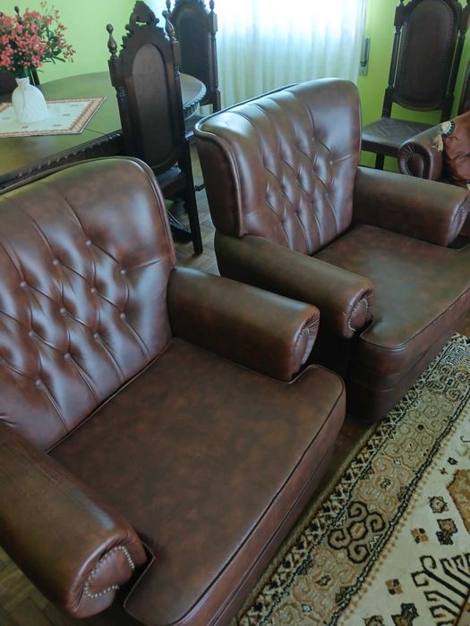 2 Cadeirões de Leitura em Pele Capitonné