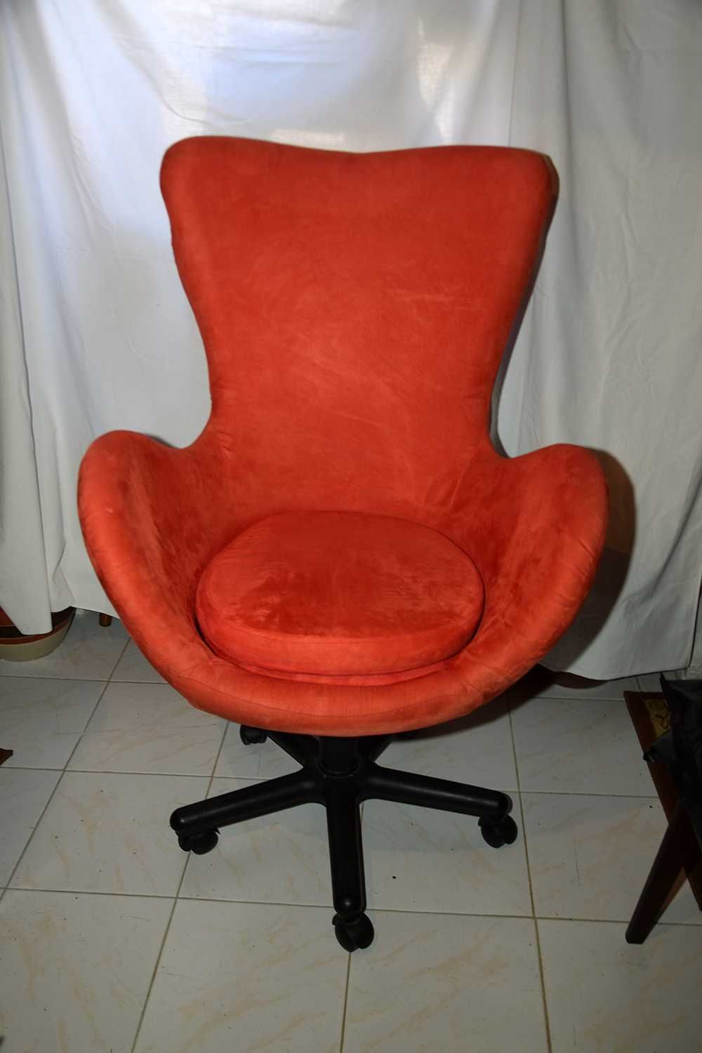 Cadeira Swan Veludo Vermelho